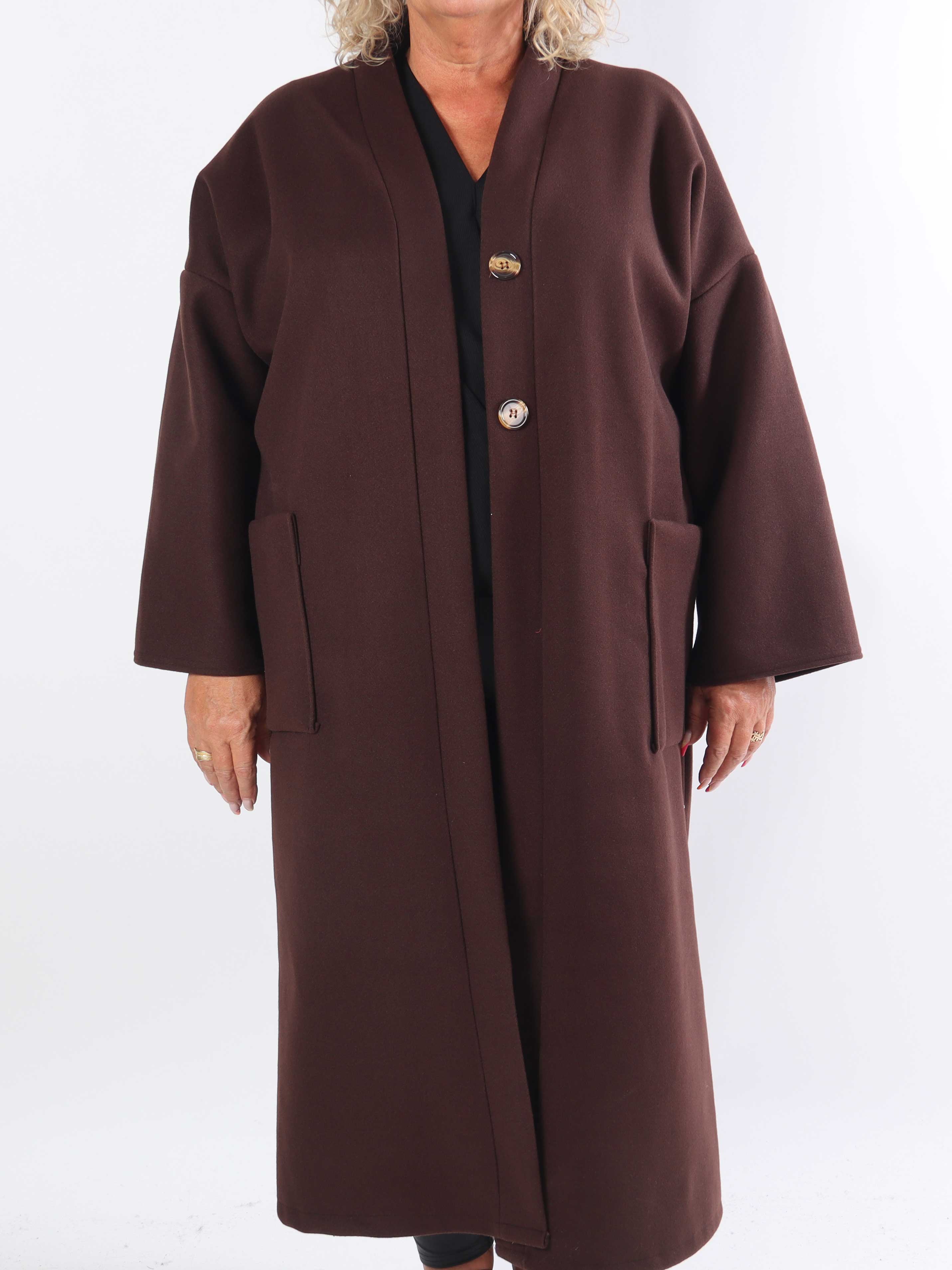 Abbelin - Lang plus size frakke med pynteknapper